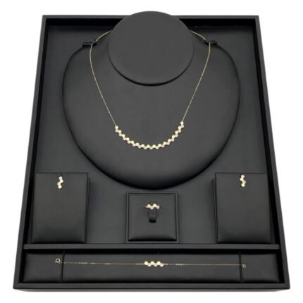 طقم ذهب شوميه عيار 18 وزن 6.58 جم تصميم ملكي يعكس أناقتك