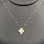 ⁦طقم ذهب ناعم عيار 18 وزن 3.29 جم زهره مرصعة تبهر دوماً⁩ - الصورة ⁦4⁩