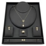 طقم ذهب دمعة عيار 18 وزن 10.31 جم تصميم بوشرون يخطف الأنظار