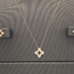 ⁦نصف طقم اطفال ذهب عيار 18 الوزن 1.79 جرام⁩ - الصورة ⁦3⁩