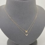 ⁦عقد حرف W ذهب عيار 18 الوزن 1.38 جرام⁩ - الصورة ⁦5⁩