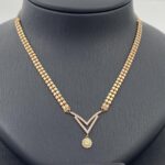 ⁦طقم ذهب عيار 21 وزن 14.84 جم بتعليقة شكل V وفص دائري أنيق⁩ - الصورة ⁦2⁩