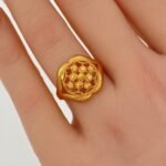 ⁦خاتم ذهب عيار 21 الوزن 2.9 جرام⁩ - الصورة ⁦2⁩