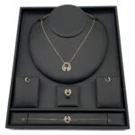 طقم ذهب عيار 18 وزن 8.95 جم تصميم هلالي مزين بفصوص بيضاء