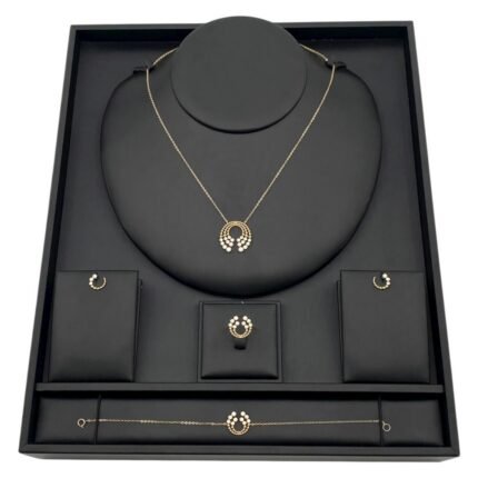 طقم ذهب عيار 18 وزن 8.95 جم تصميم هلالي مزين بفصوص بيضاء