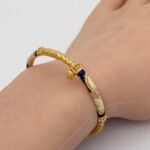 ⁦اسوارة ذهب عيار 21 وزن 8.48 جرام بتصميم تراثي مزخرف وألوان زاهية⁩ - الصورة ⁦3⁩