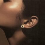 ⁦حلق ذهب عيار 18 وزن 0.88 جرام أناقة جذابة يومية⁩ - الصورة ⁦2⁩