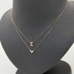 ⁦عقد حرف E ذهب عيار 18 الوزن 1.35 جرام⁩ - الصورة ⁦3⁩