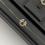 ⁦طقم ذهب عيار 18 وزن 8.95 جم تصميم هلالي مزين بفصوص بيضاء⁩ - الصورة ⁦2⁩