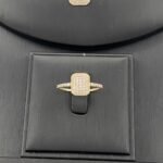 ⁦طقم ذهب عيار 18 وزن 8.07 جم مع تعليقة مربعة أنيقة⁩ - الصورة ⁦5⁩