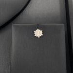 ⁦طقم ذهب زهرة عيار 18 وزن 3.11 جم لتتألقي بإطلالة تنطق بالأنوثة والتميز⁩ - الصورة ⁦3⁩