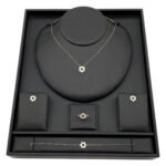 طقم ذهب ناعم عيار 18 وزن 4.23 جم يعكس فخامتك وحضورك الرفيع