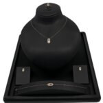 طقم ذهب عيار 18 وزن 2.72 جم تصميم عالمي راقي يبهر الجميع