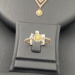 ⁦طقم ذهب عيار 21 وزن 14.84 جم بتعليقة شكل V وفص دائري أنيق⁩ - الصورة ⁦6⁩