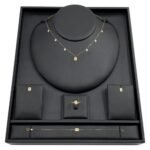 طقم ذهب عيار 18 وزن 3.68 جم تصميم زهرة فاخر يُضفي حضورًا مميزًا