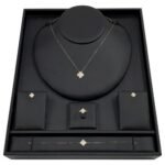 طقم ذهب ناعم عيار 18 وزن 3.29 جم زهره مرصعة تبهر دوماً