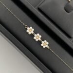 ⁦طقم ذهب انيق عيار 18 وزن 7.23 جم مع دلايات ورود لاطلالة مميزة⁩ - الصورة ⁦2⁩