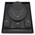 طقم ذهب عيار 18 وزن 9.07 جم بريق يضيف لمسة ساحرة من الترف والجمال