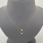 ⁦عقد حرف W ذهب عيار 18 الوزن 1.38 جرام⁩ - الصورة ⁦3⁩