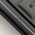 ⁦طقم ذهب ابيض بفص اخضر عيار 18 وزن 14.41 جم يعبّر عن أناقتك في كل مناسبة⁩ - الصورة ⁦6⁩