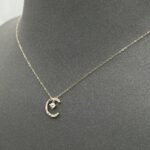 ⁦عقد ذهب عيار 18 الوزن 0.69 جرام سهل التنسيق مع أي ستايل⁩ - الصورة ⁦2⁩