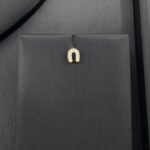 ⁦طقم ذهب حدوة الحظ دورين عيار 18 الوزن 3.44 جم لإطلالة أنيقة وجذابة⁩ - الصورة ⁦5⁩