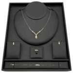 طقم ذهب عيار 18 تصميم الماس وزن 5.86 جم يعكس فخامتك