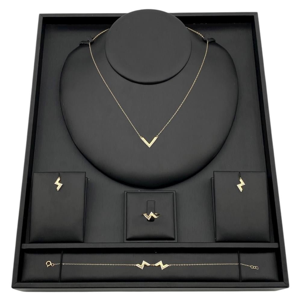 طقم ذهب عيار 18 الوزن 4.25 جرام طقم ذهب عيار 18 الوزن 4.25 جرام