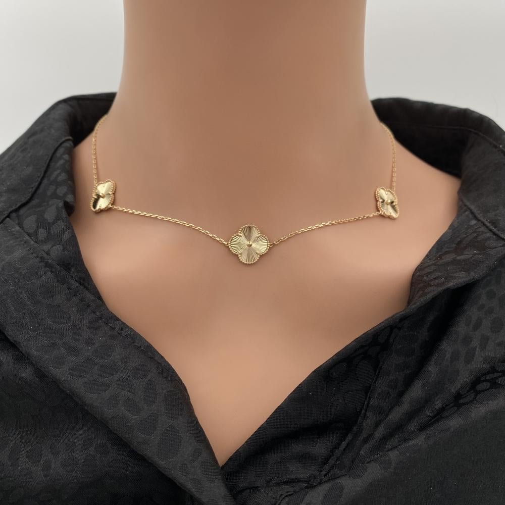 عقد ذهب عيار 18 الوزن 6.49 جرام عقد ذهب عيار 18 الوزن 6.49 جرام