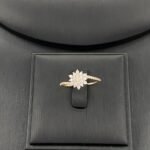 ⁦طقم ذهب زهرة عيار 18 وزن 3.11 جم لتتألقي بإطلالة تنطق بالأنوثة والتميز⁩ - الصورة ⁦6⁩