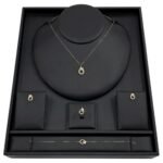 طقم ذهب عيار 18 وزن 4.73 جم تصميم مجدول مرصع فاخر يليق بأنوثتك