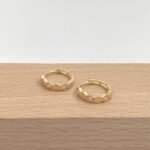 ⁦حلق ذهب عيار 18 الوزن 1.37 جرام⁩ - الصورة ⁦2⁩