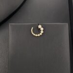 ⁦طقم ذهب عيار 18 وزن 8.95 جم تصميم هلالي مزين بفصوص بيضاء⁩ - الصورة ⁦3⁩