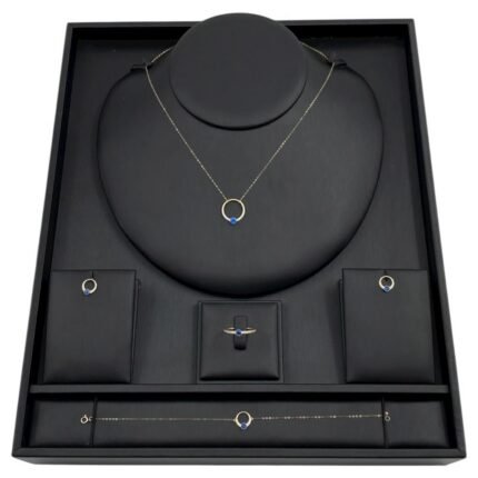 طقم ذهب ناعم عيار 18 وزن 2.34 جم مع حجر أزرق لامع يلفت الأنظار