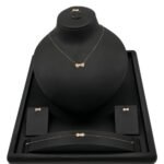 طقم ذهب فيونكة عيار 18 وزن 2.97 جم يضيف بريقًا ناعمًا لا يقاوم