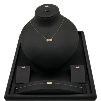 طقم ذهب فيونكة عيار 18 وزن 2.97 جم يضيف بريقًا ناعمًا لا يقاوم