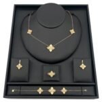 طقم ذهب عيار 18 وزن 20.27 جم يبرز جمالك ويزين اطلالتك