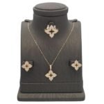 نصف طقم ذهب عيار 18 الوزن 8.06 جرام