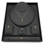 طقم ذهب عيار 18 وزن 4.03 جم تصميم أنيق يضفي لمسة ساحرة