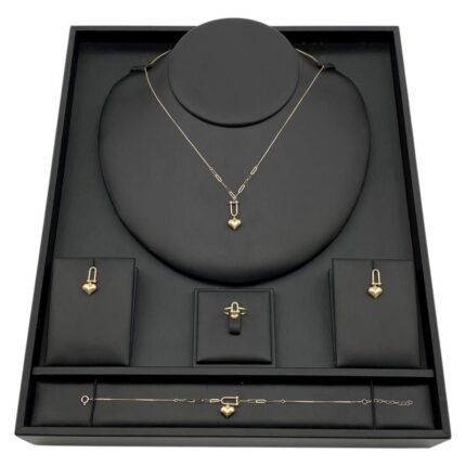 طقم ذهب عيار 18 وزن 4.03 جم تصميم أنيق يضفي لمسة ساحرة