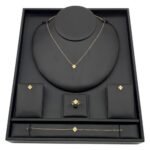 طقم ذهب عيار 18 وزن 6.60 جم تصميم وردة مستوحى من تصميم فان كليف