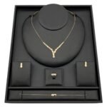 طقم الكوبرا ذهب عيار 18 وزن 9.12 جم لإطلالة راقية وملفتة