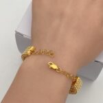 ⁦اسوارة اونصه الوردة ذهب عيار 21 وزن 16.13 جم خيار مثالي لإطلالة أنيقة⁩ - الصورة ⁦2⁩