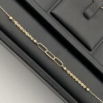 ⁦طقم ذهب عيار 18 وزن 6.66 جم تصميم فاخر يضفي لمسة أنثوية راقية⁩ - الصورة ⁦4⁩