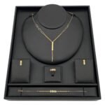 طقم ذهب نبتة رباعية مع دلايات عيار 18 وزن 6.58 جم لإطلالة متجددة وأناقة متكاملة