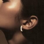 ⁦حلق ذهب عيار 18 وزن 1.63 جرام تصميم أنثوي جذاب⁩ - الصورة ⁦2⁩