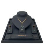 طقم ذهب عيار 21  وزن 11.51 جم مزين بحجر أخضر لامع