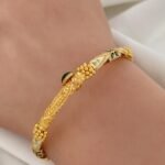 ⁦أسواره ذهب عيار 21 وزن 10.73 جرام تصميم هندي بنقوش تراثية وألوان جذابة⁩ - الصورة ⁦2⁩