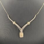 ⁦طقم ذهب عيار 18 تصميم الماس وزن 5.86 جم يعكس فخامتك⁩ - الصورة ⁦6⁩