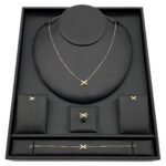 طقم شكل اكس ذهب عيار 18 وزن 7.42 جم بتصميم عصري وجذاب